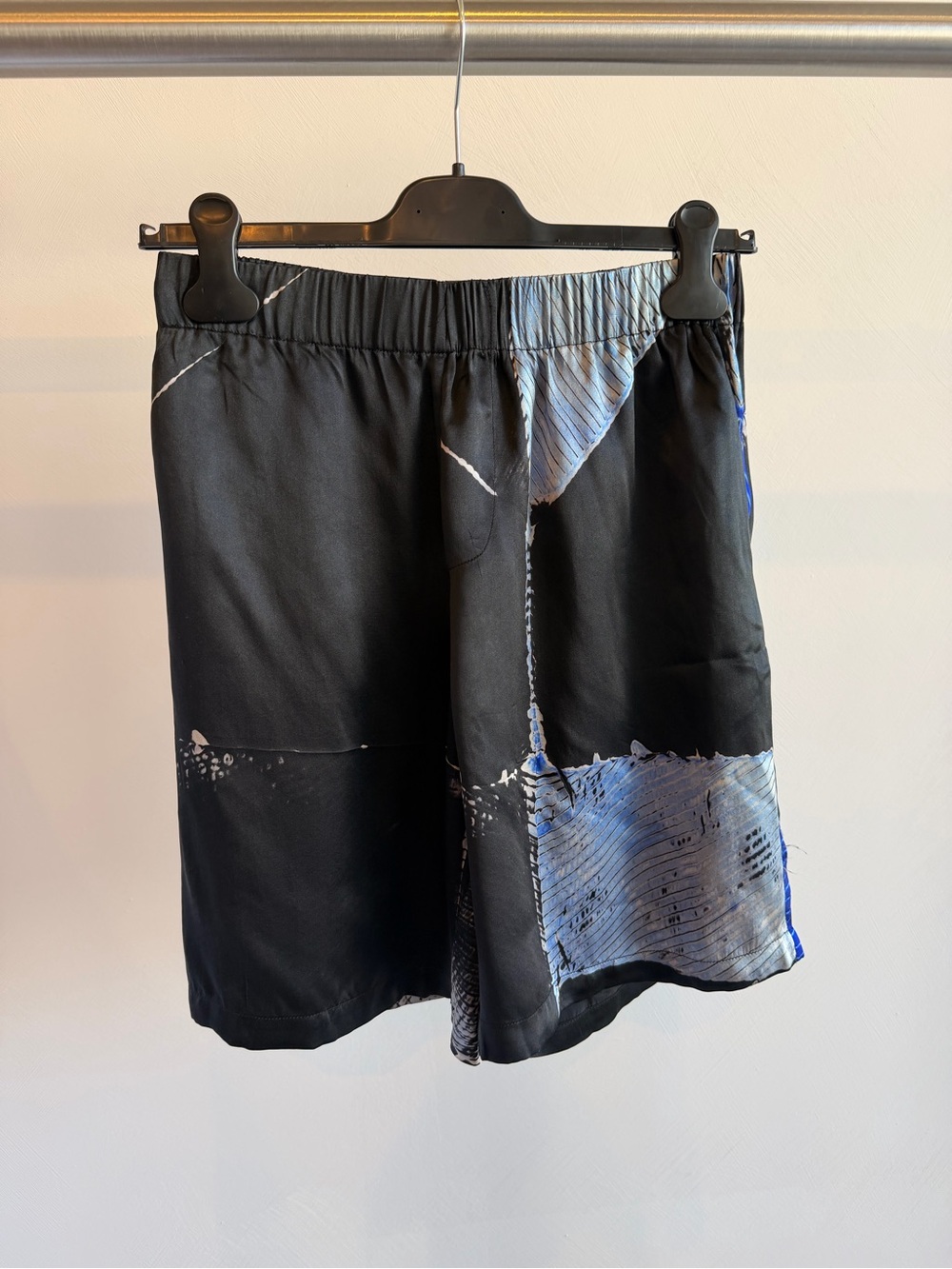 DELOS Printed Silk Short Black And Blue Abstract Pattern Size S